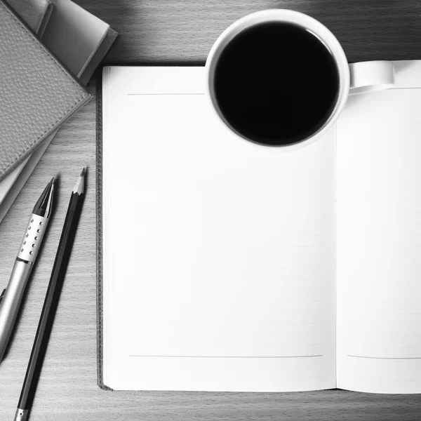 Cuaderno abierto con libro y taza de café de color blanco y negro para —  Fotos de Stock