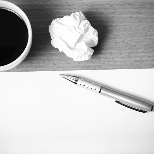 Papír és toll és kávé csésze fekete-fehér színű, gyűrött — Stock Fotó