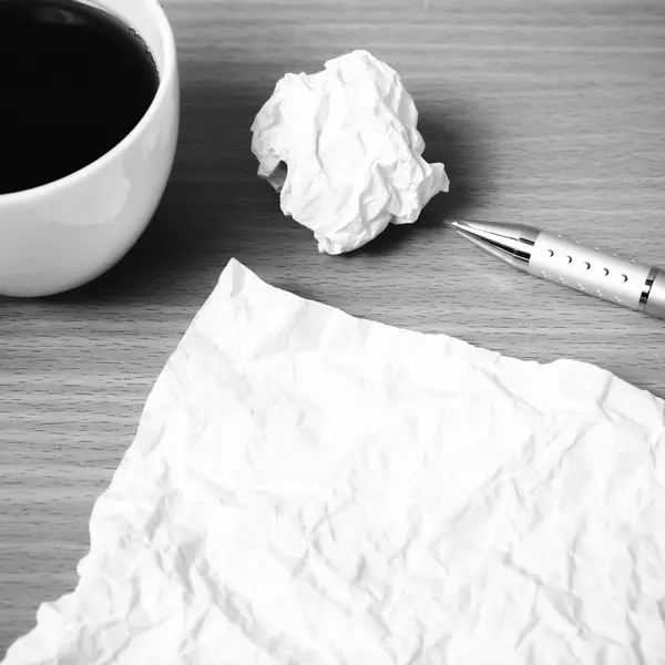 कागज और पेन और कॉफी कप काले और सफेद रंग के साथ टुकड़े टुकड़े — स्टॉक फ़ोटो, इमेज
