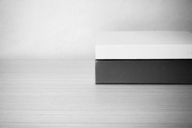 kitap ahşap siyah ve beyaz renk tonu stili