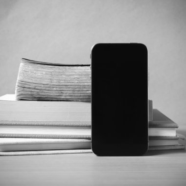 Kitaplar ve smartphone yığını