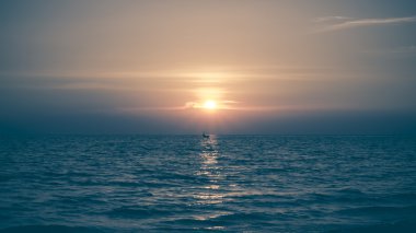 The Ocean bulanık vintage tarzı ortasında sarı güneş ayarla