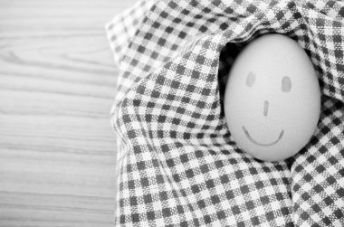 yumurta siyah ve beyaz renk tonu stili gülümse