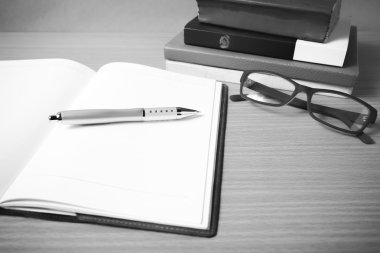 kitap siyah ve beyaz renk tonu styl yığınıyla Not defterini açın