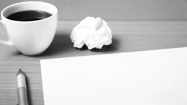 Papier en verfrommeld met pen en koffie kopje zwarte en witte kleur — Stockfoto