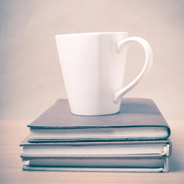 Bücherstapel mit Kaffeetasse im Vintage-Stil — Stockfoto