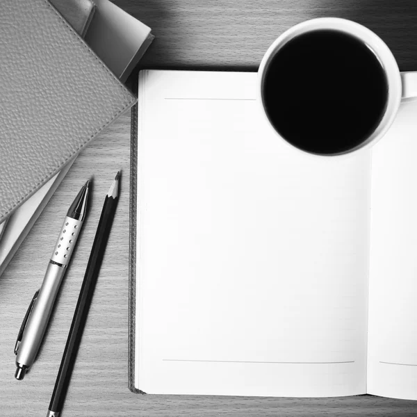 Cuaderno abierto con libro y taza de café de color blanco y negro para — Foto de Stock