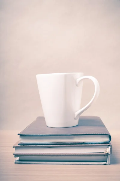 Bücherstapel mit Kaffeetasse im Vintage-Stil — Stockfoto