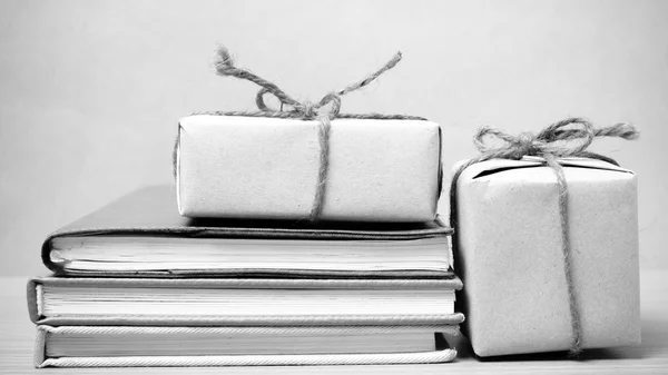 Libro con confezione regalo in stile bianco e nero — Foto Stock