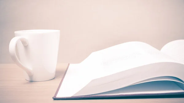 Livro e caneca de café estilo vintage — Fotografia de Stock