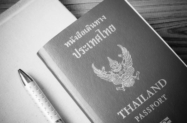 Thajské passport černé a bílé barvy tónu styl — Stock fotografie