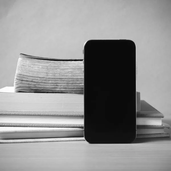 Bücherstapel und Smartphone — Stockfoto