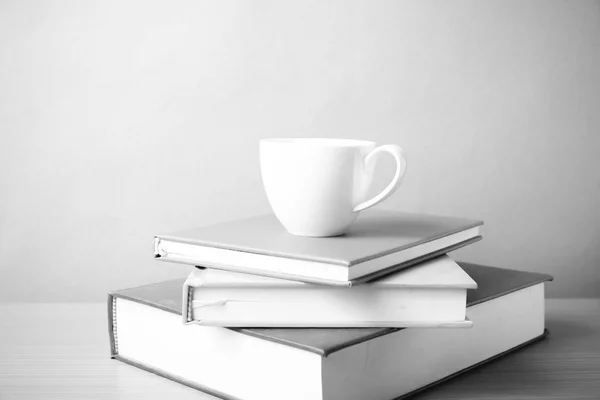 Stack av bok med kaffe kopp svart och vit färg tonar stil — Stockfoto