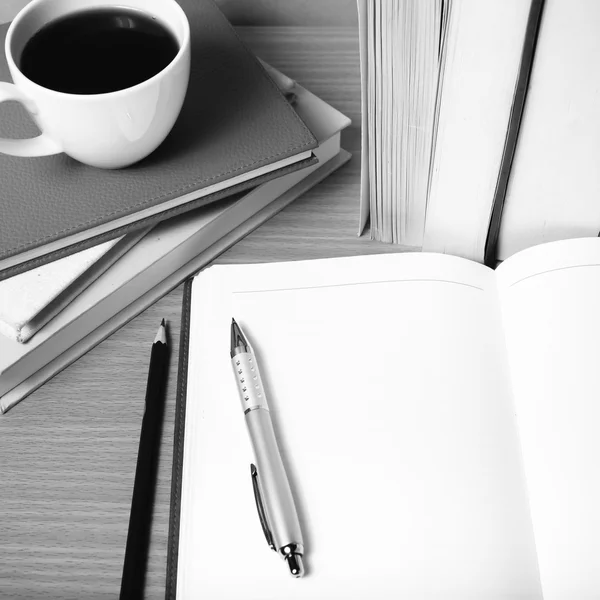 Cuaderno abierto con libro y taza de café de color blanco y negro para — Foto de Stock