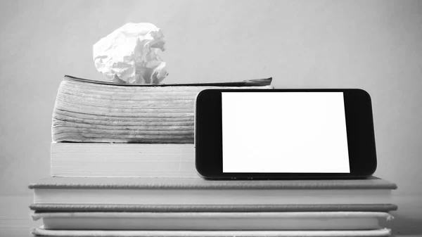 Bücherstapel und Smartphone — Stockfoto