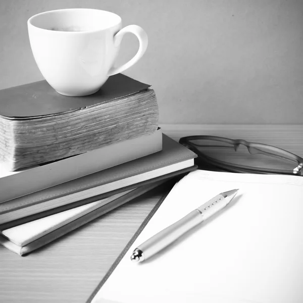 Открытая книга с чашкой кофе черно-белый тон стиль — стоковое фото