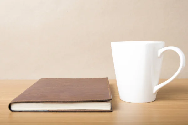 Livre et tasse à café — Photo