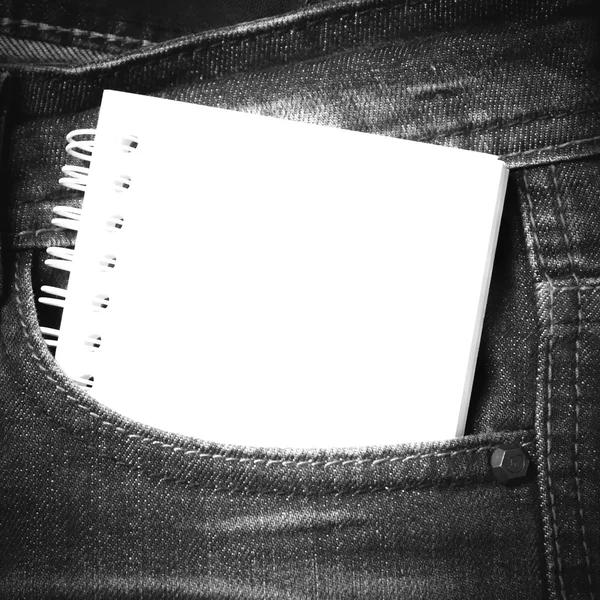 Papel notebook no bolso jean estilo de cor tom preto e branco — Fotografia de Stock