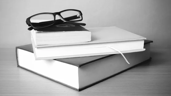 Libro y gafas de vista color blanco y negro estilo de tono — Foto de Stock