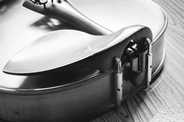 Violino no fundo de madeira preto e branco cor tom estilo — Fotografia de Stock