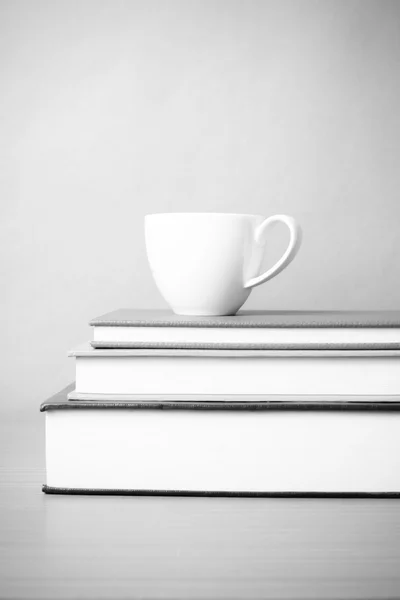 Стопка книги с чашкой кофе черно-белый тон стиль — стоковое фото