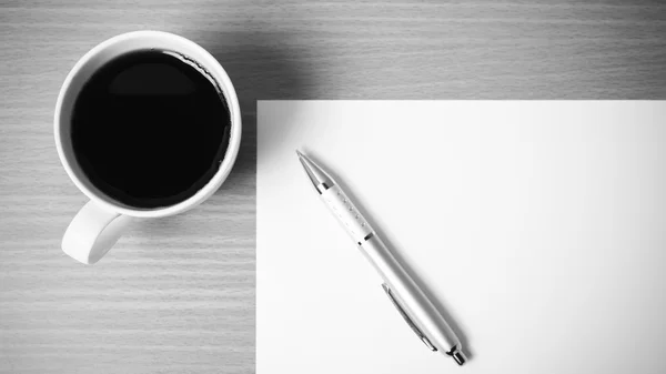 Tazza di caffè con carta bianca e penna in bianco e nero tono s — Foto Stock