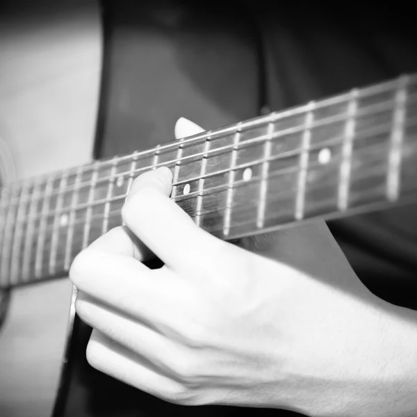 Ainda vida homem tocando guitarra preto e branco cor tom estilo — Fotografia de Stock