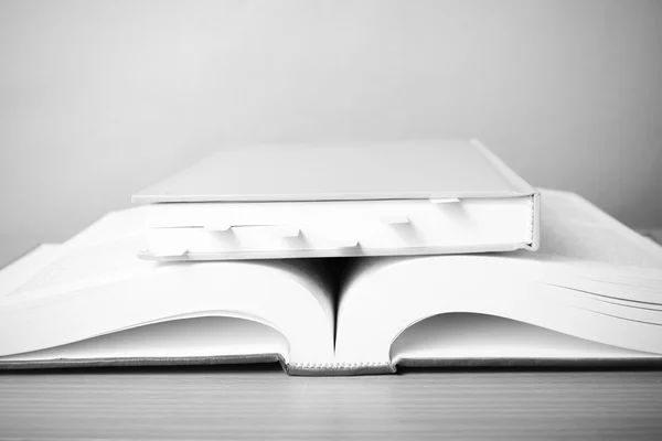 Libro con nota adhesiva estilo de tono de color blanco y negro — Foto de Stock