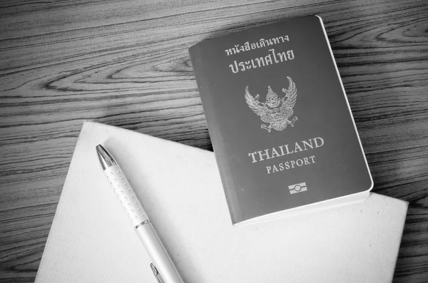 Pasaporte tailandés negro y blanco tono de color estilo — Foto de Stock