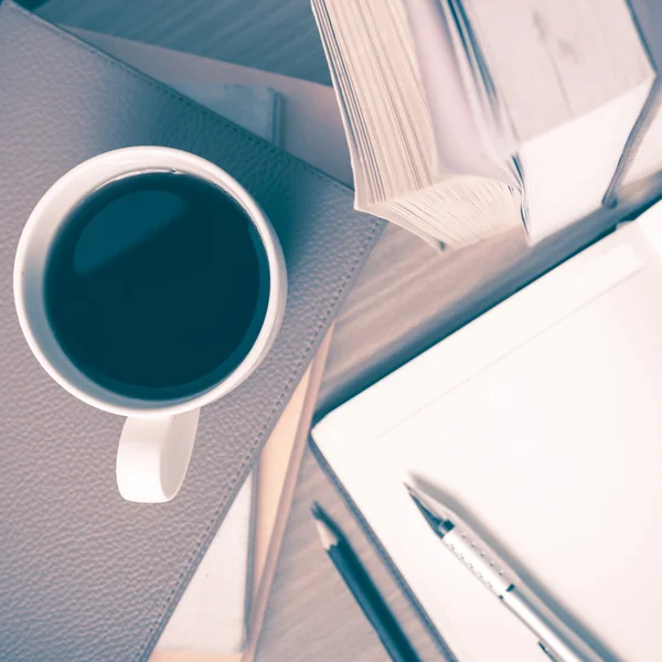 Notitieblok openen met boek en koffie beker vintage stijl — Stockfoto