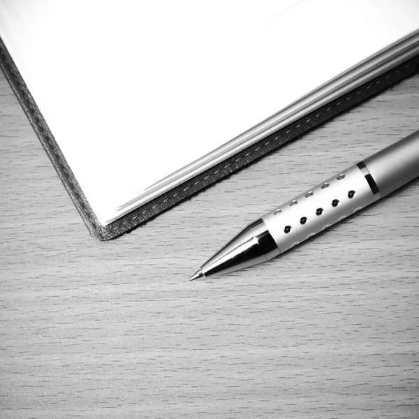 Livro e caneta estilo tom de cor preto e branco — Fotografia de Stock