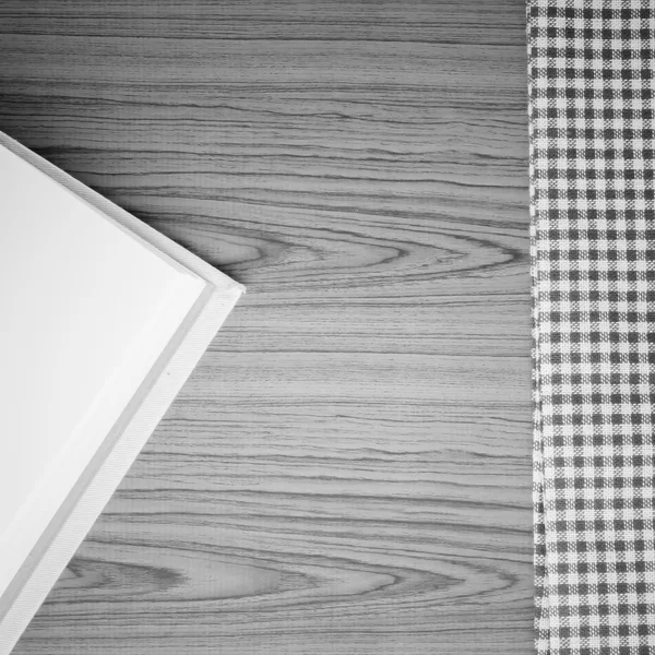 Ноутбук с кичен полотенце черно-белый тон стиль — стоковое фото