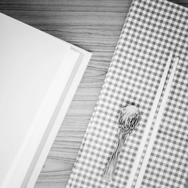 Serviette de cuisine avec cuillère sur fond bois colo noir et blanc — Photo