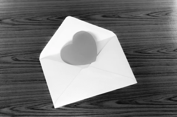 Coração com envelope estilo tom de cor preto e branco — Fotografia de Stock