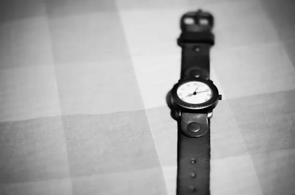 Clásico reloj de pulsera de color blanco y negro estilo de tono — Foto de Stock