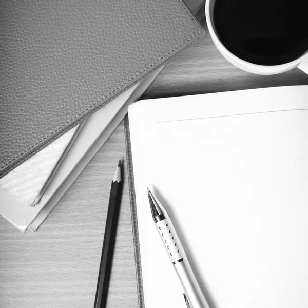 Cuaderno abierto con libro y taza de café de color blanco y negro para — Foto de Stock
