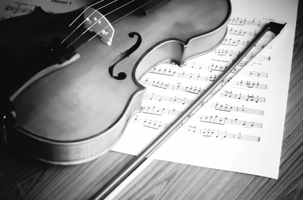 Time to practice violin black and white color tone style — Stock Photo, Image