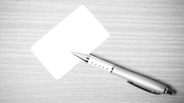 Cartão de visita e caneta estilo tom de cor preto e branco — Fotografia de Stock
