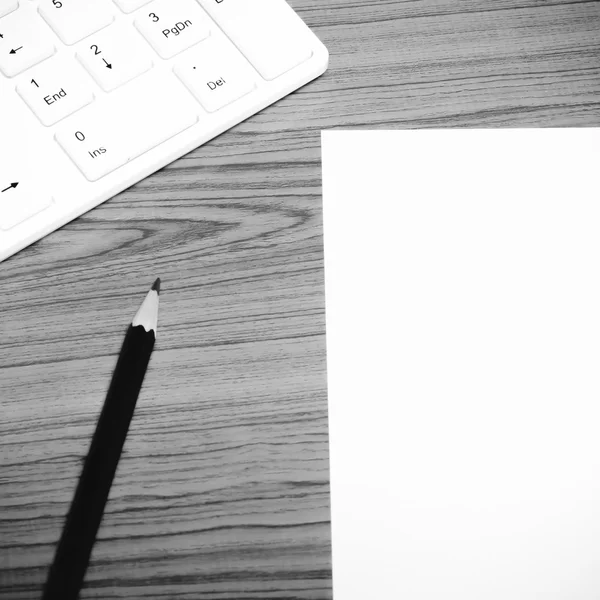 Teclado papel branco computado e lápis preto preto preto e branco c — Fotografia de Stock