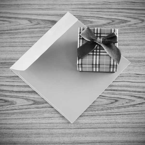 Συσκευασία δώρου και φάκελο μαύρο και άσπρο χρώμα τόνο στυλ — Φωτογραφία Αρχείου