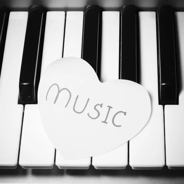 Piano e coração estilo tom de cor preto e branco — Fotografia de Stock