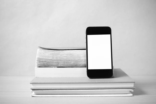 Pilha de livro e telefone inteligente estilo tom de cor preto e branco — Fotografia de Stock