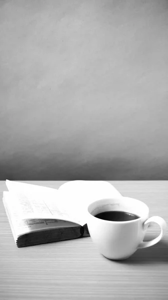 Livro aberto com café estilo tom de cor preto e branco — Fotografia de Stock
