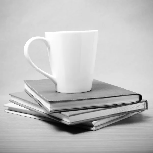 Stapel Buch mit Kaffeebecher Schwarz-Weiß-Ton-Stil — Stockfoto