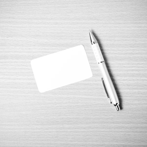 Визитная карточка и ручка черно-белый тон — стоковое фото