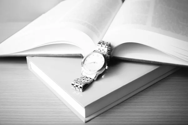 Libro con reloj de color blanco y negro estilo de tono — Foto de Stock