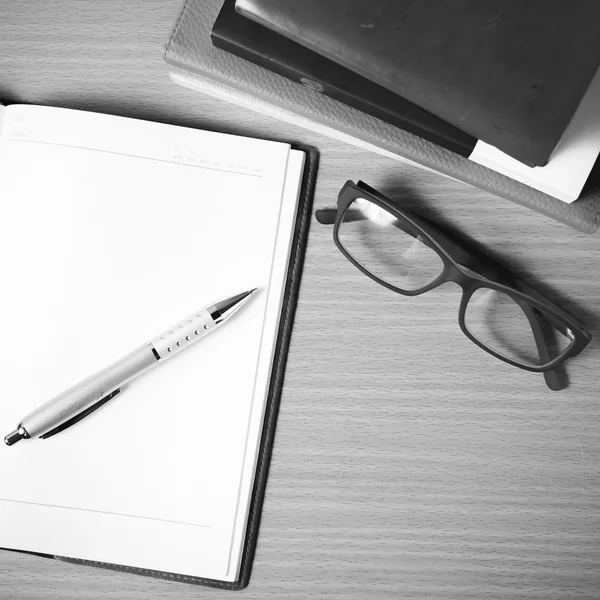 Cuaderno abierto con pila de libro de color blanco y negro estilo de tono —  Fotos de Stock