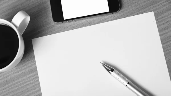 Papel y pluma con taza de café y teléfono inteligente blanco y negro co — Foto de Stock