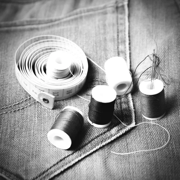 Джинсовые брюки и шитье черно-белого цвета — стоковое фото
