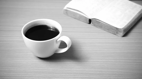 Libro aperto con caffè in bianco e nero tono di colore stile — Foto Stock